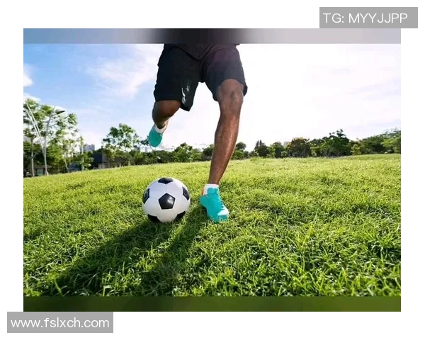 侧脚足球技巧解析与实战应用提升你的球场表现 侧脚足球技巧解析与实战应用提升你的球场表现